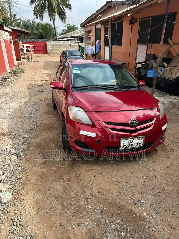 Toyota Belta 2010 Silver · Photo 1