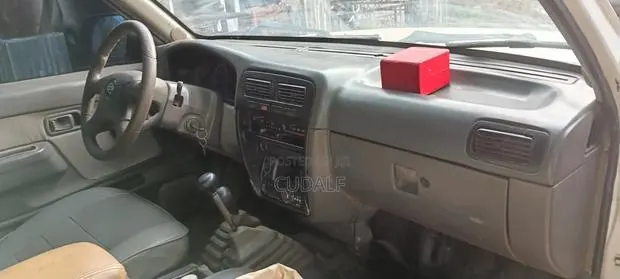 Nissan Pick-Up 2009 Off white · Photo 1