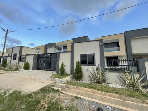 4bdrm Mansion in Community 7, Lake Side Estate for Sale · Photo 1