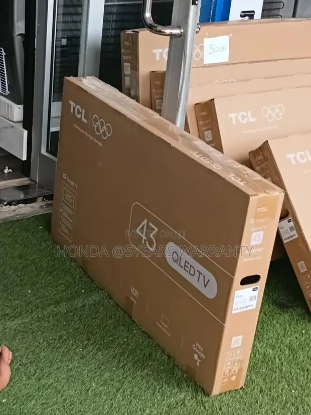 TCL TV - Metallic Bezel - Less · Photo 1