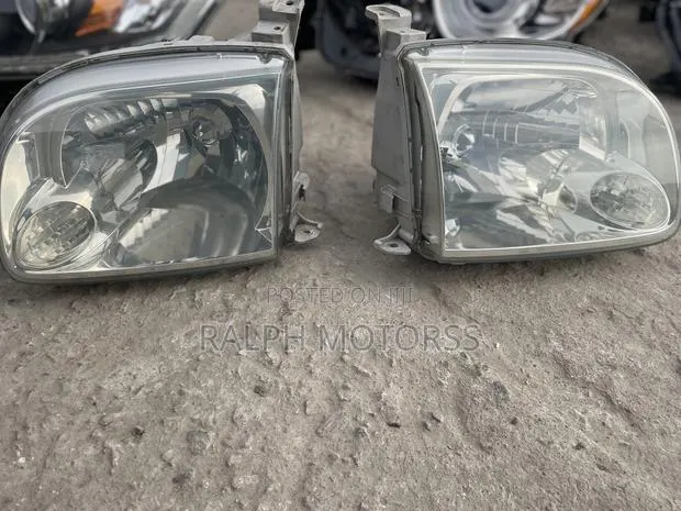 Toyota Tundra 2004-2006 Headlight · Photo 1
