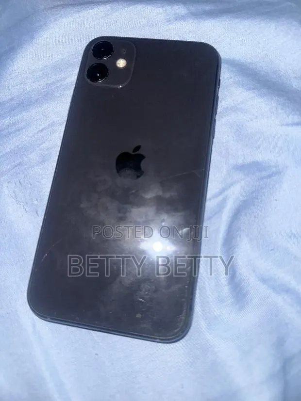 Apple iPhone 11 64 GB Black · Photo 1