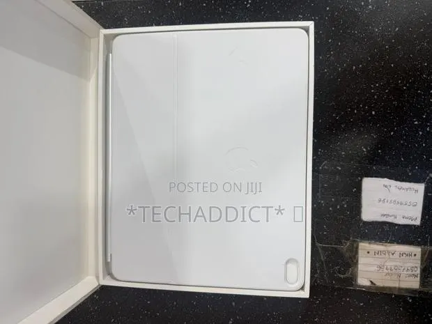 iPad Air 13 Inches Keyboard · Photo 1