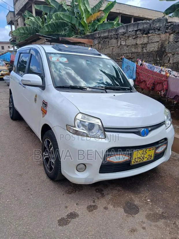 Toyota Sienta 2012 White · Photo 1