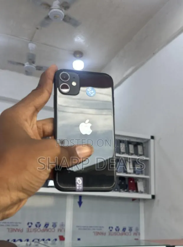 Apple iPhone 11 128 GB Black · Photo 1