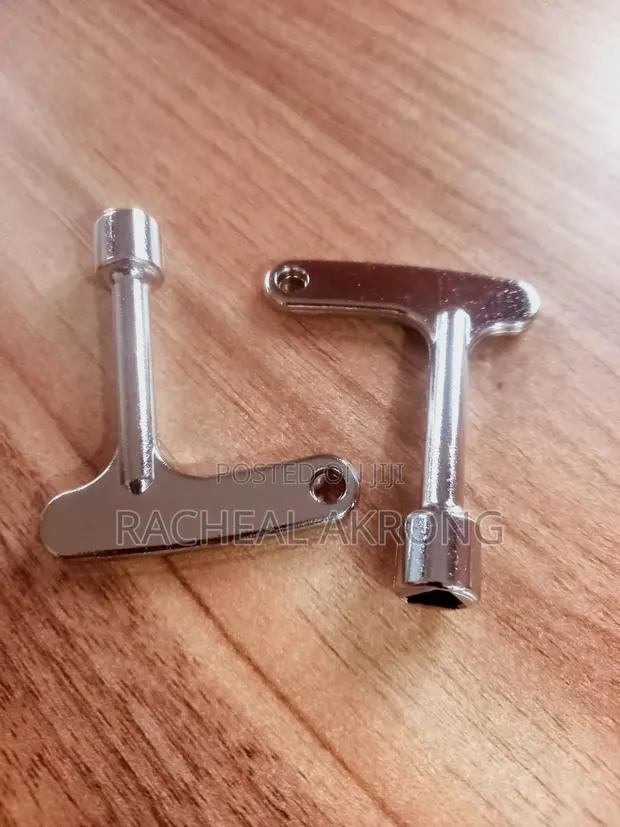 Triangular Lift/Elevator Door Control Panel Key · Photo 1