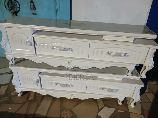 Royal Tv Stand · Photo 1