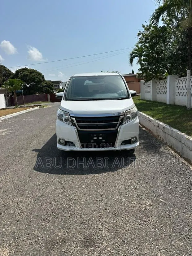 Toyota Noah 2015 White · Photo 1