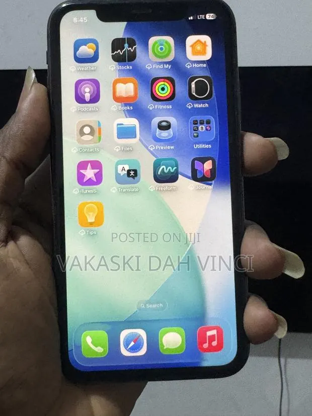 Apple iPhone 11 64 GB Black · Photo 1