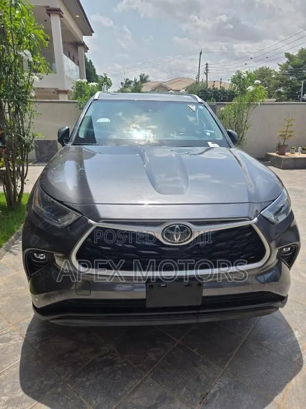 Toyota Highlander XLE 2022 Gray · Photo 1