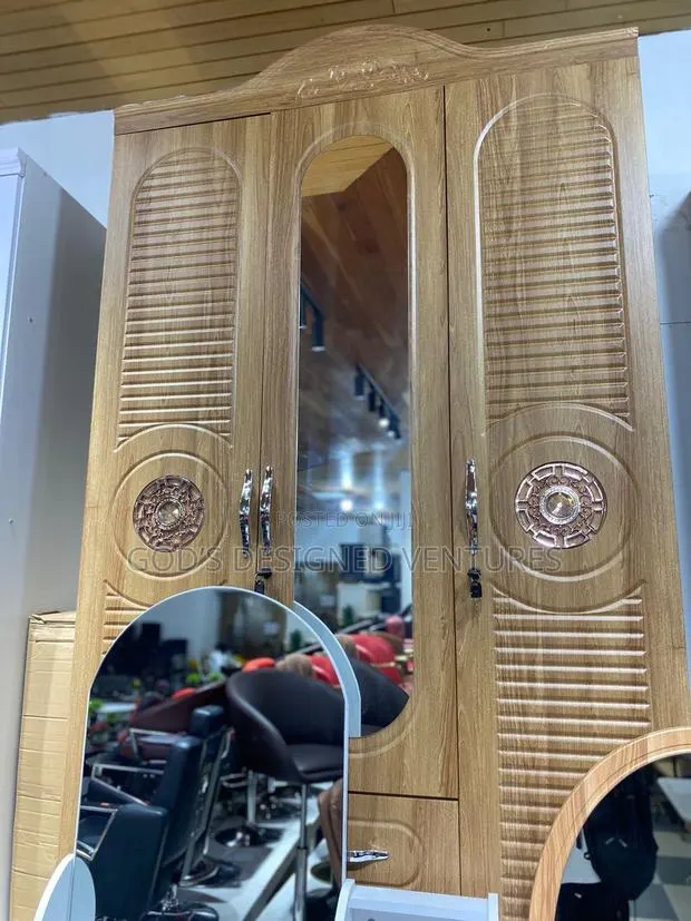 Authentic 4 Door Wardrobe · Photo 1