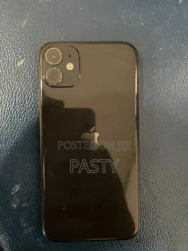 Apple iPhone 11 64 GB Black · Photo 1