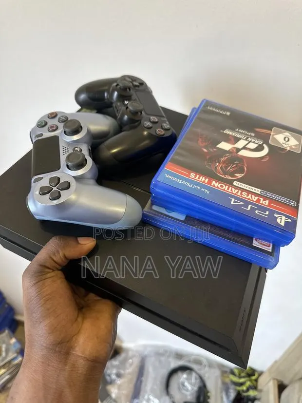 PS4 Standard With 2 Original Controllers · Photo 1