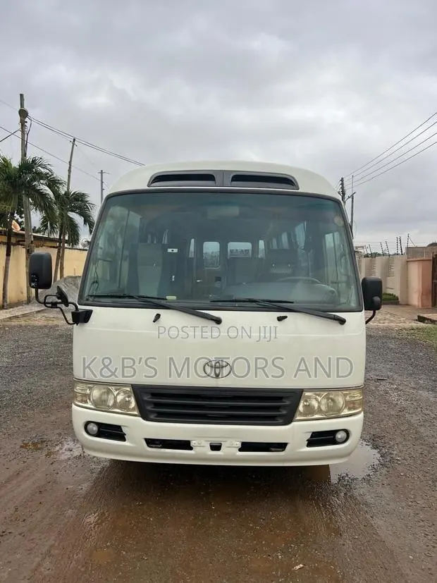 Toyota Coaster 2013 White · Photo 1