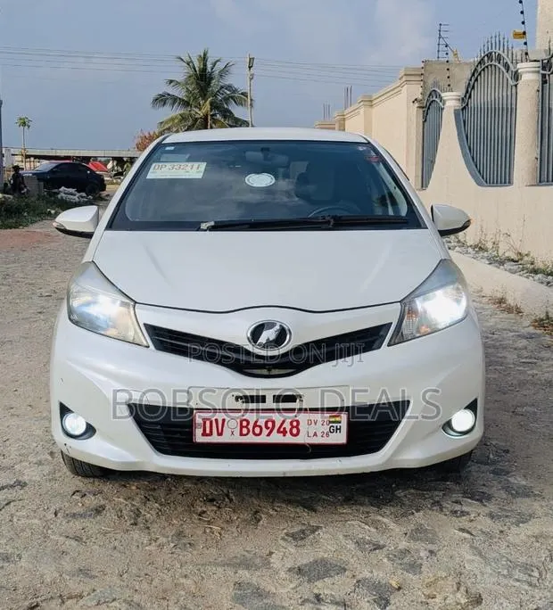 Toyota Vitz 1.3 AWD 5dr 2013 White · Photo 1