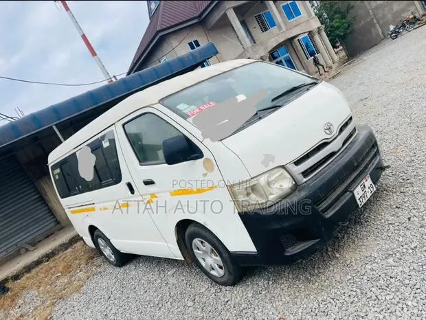 Toyota HiAce 2010 White · Photo 4