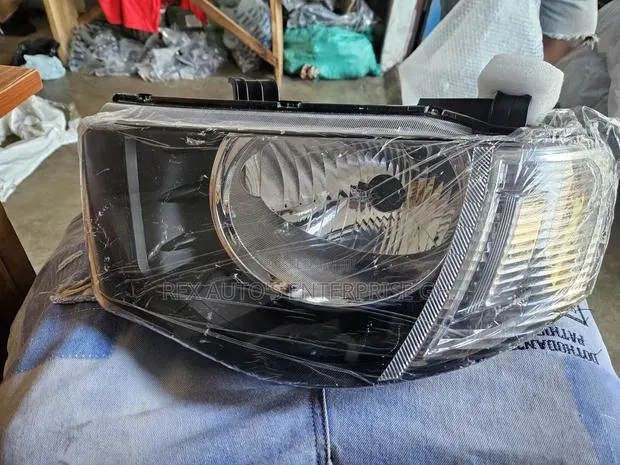 Mitsubishi L200 2005-2010 Headlight · Photo 1