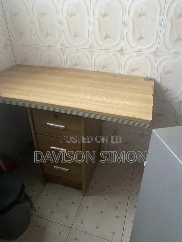 Kitchen Table · Photo 1