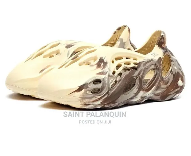 Yeezy Foam Sandals · Photo 1