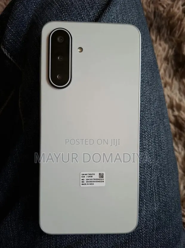 New Samsung Galaxy M17 5G 128 GB Gray · Photo 1