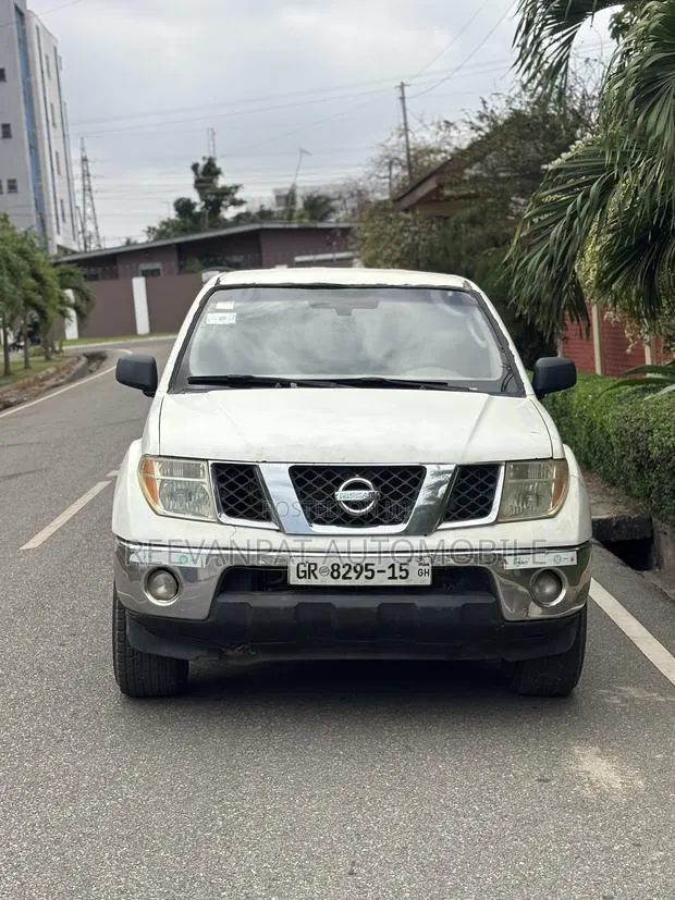 Nissan Frontier 2007 White · Photo 1