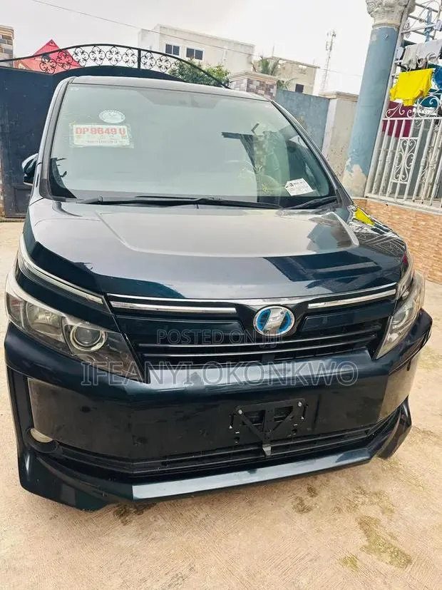 Toyota Voxy Hybrid X 2WD 7-Seater 2015 Black · Photo 1
