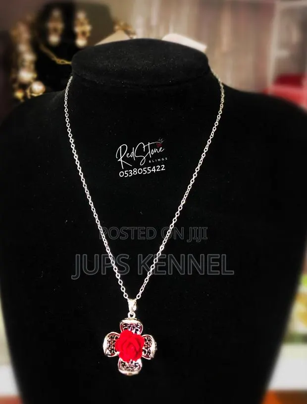 Necklaces (Pearls,Gold) · Photo 1