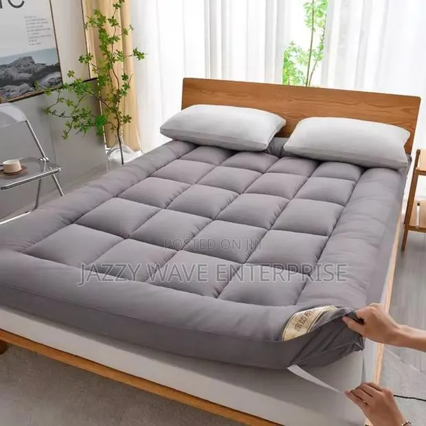 Queen Size Mattress Topper · Photo 1
