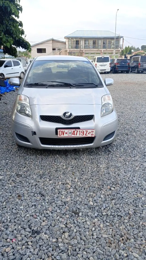 Toyota Vitz 2010 Silver · Photo 1