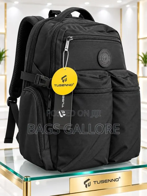 17 Inches Black Backpack · Photo 1