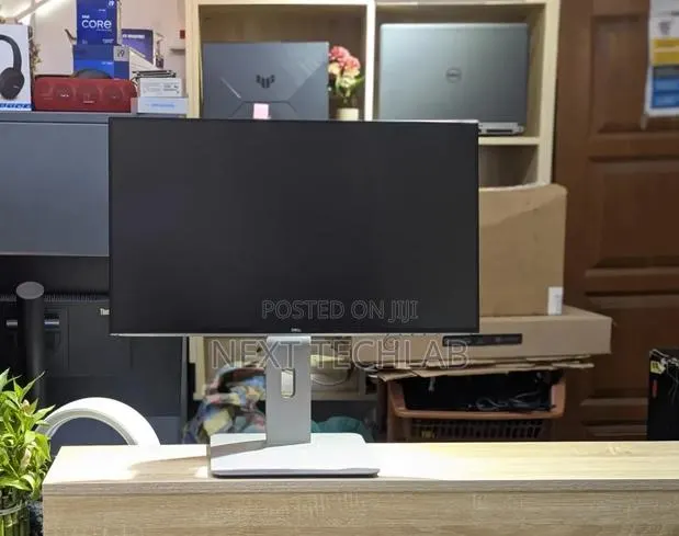 Dell 24" Ultrasharp · Photo 1