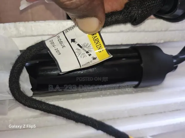 Nissan Rogue 2014/2016/2019 Boot Shocks · Photo 1