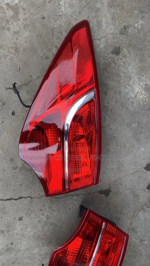 Hyundai Santa Fe 2014 Tail Light · Photo 1