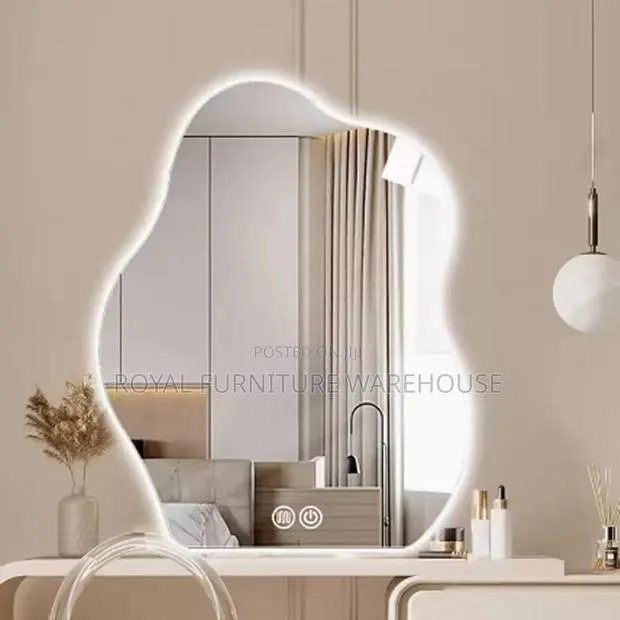 Crucked Edges Led Light Mirror · Photo 1
