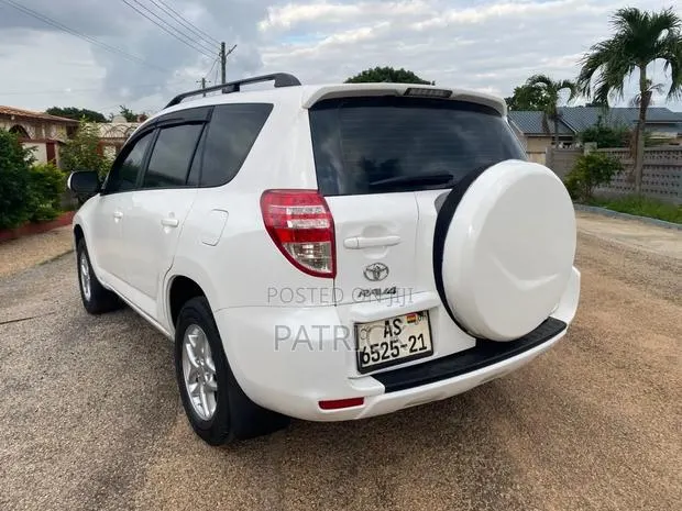 Toyota RAV4 2012 White · Photo 1