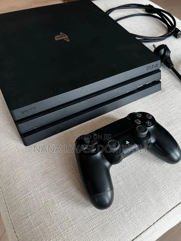 Uk 99% Almost New Ps4 Pro 1tb, With 2 Controllers · Photo 1