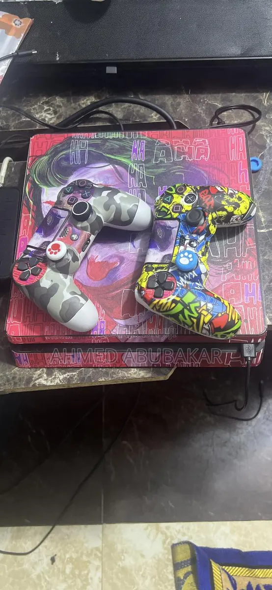 Ps4 Slim Jailbreak Console and Two Controllers · Photo 1