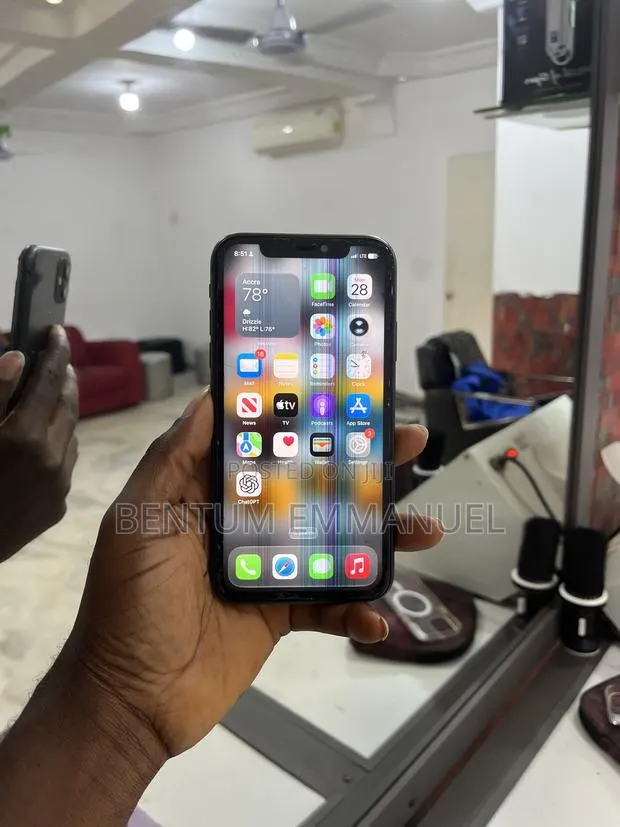 Apple iPhone 11 64 GB Black · Photo 2
