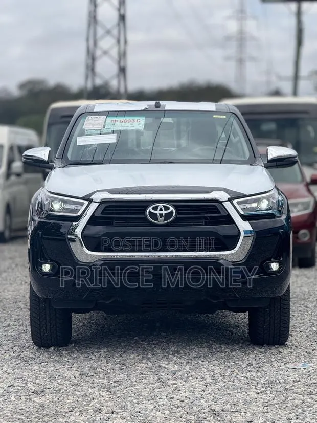 New Toyota Hilux 2025 Black · Photo 1