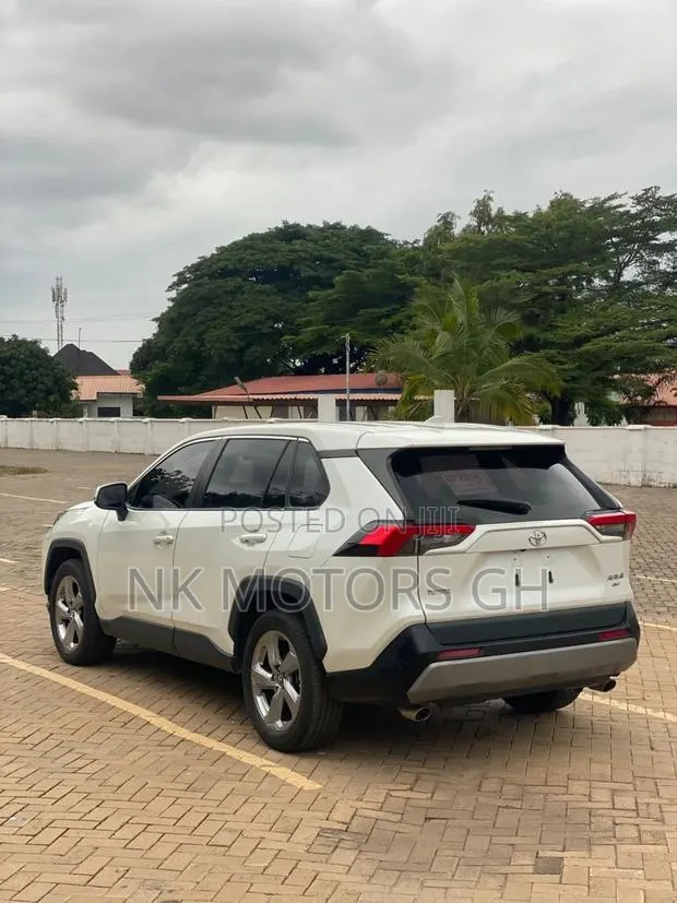 Toyota RAV4 2021 White · Photo 1