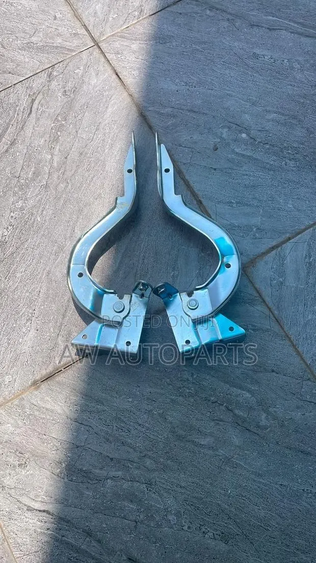 Honda CHR Hood Hinge · Photo 1