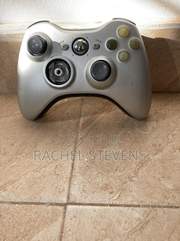 Xbox 360 Wireless Contoller With 2 Xbox 360 Games · Photo 1