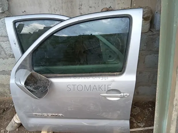 Toyota Tacoma 05 to 15Driverside Door With Side Mirror · Photo 1