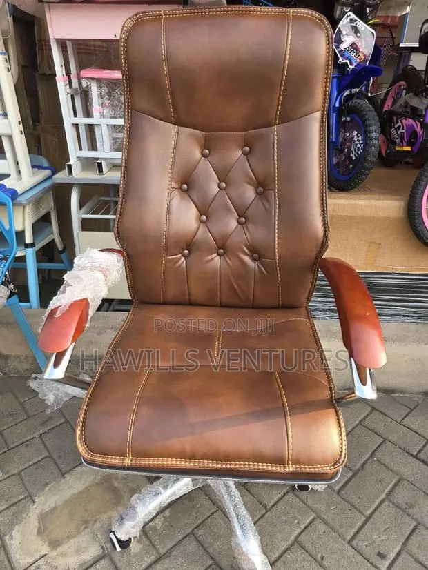 Executive Leather Swivel Chair · Photo 1