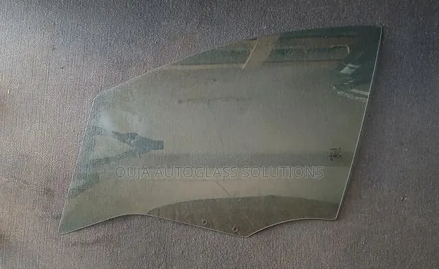 2013 Renault Clio IV Front Left Door Glass Available · Photo 1