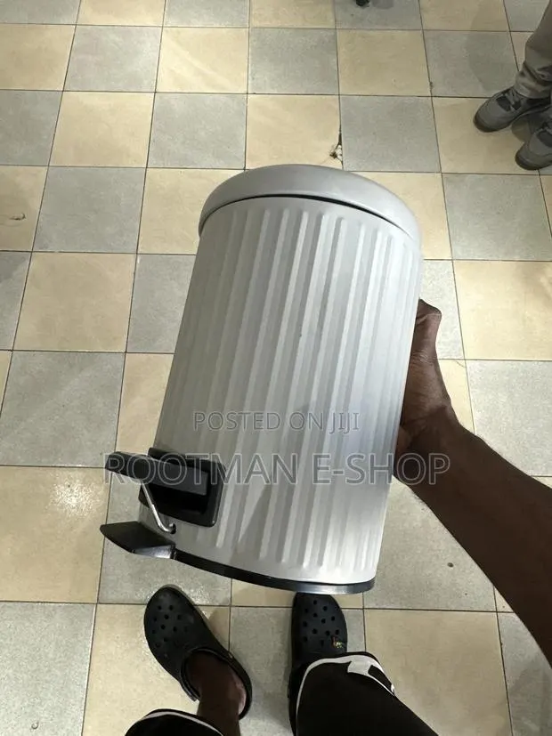 Retro Style Foot Step Pedal Toilet Bin 5ltr · Photo 1