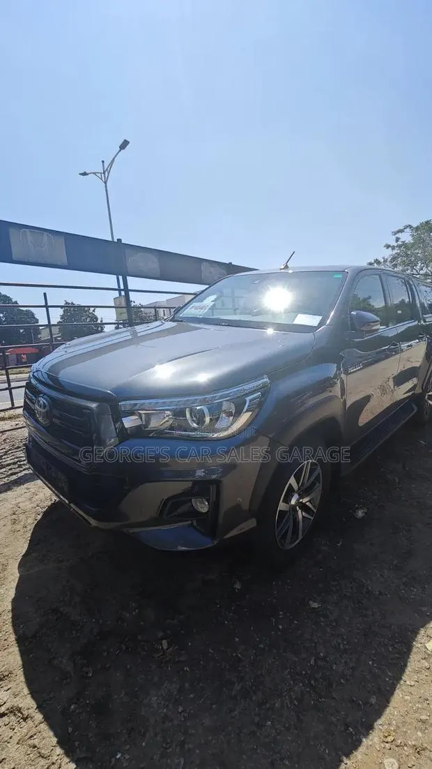 Toyota Hilux 2020 Gray · Photo 1