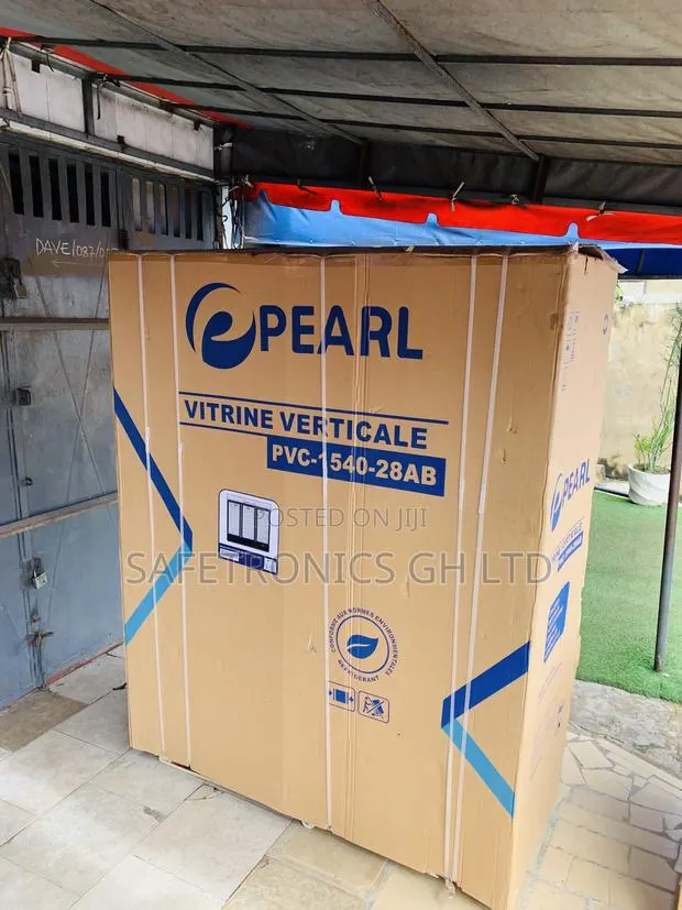 Just Shop Pearl PVC-1540-28ab Three-Door Glass Display Fridge · Photo 1