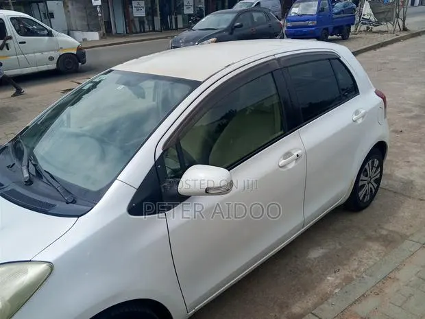Toyota Vitz 2010 White · Photo 1