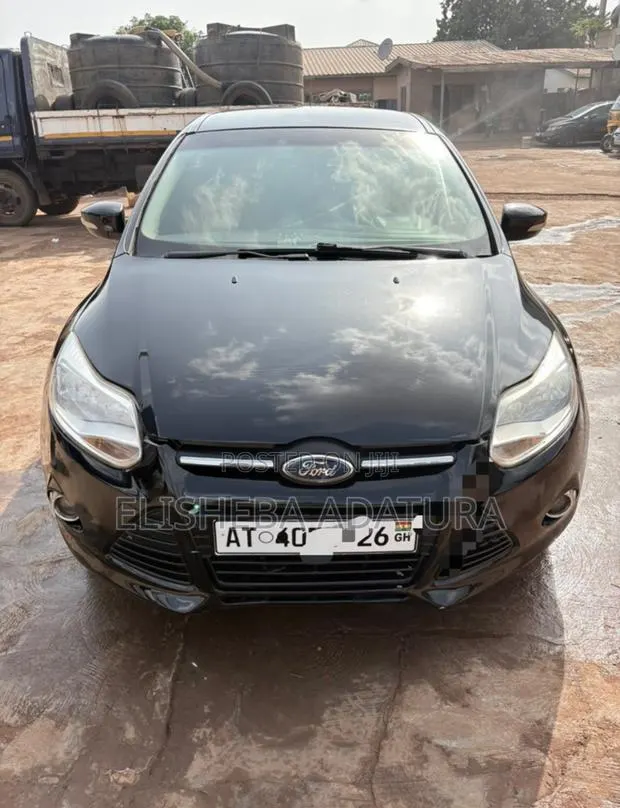 Ford Focus SEL Hatchback FWD (2.0L 4cyl 6A) 2012 Black · Photo 1